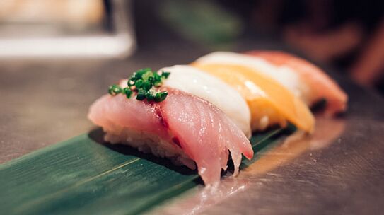 Svaigu zivju ēdieni japāņu diētā ir olbaltumvielu un taukskābju krātuve