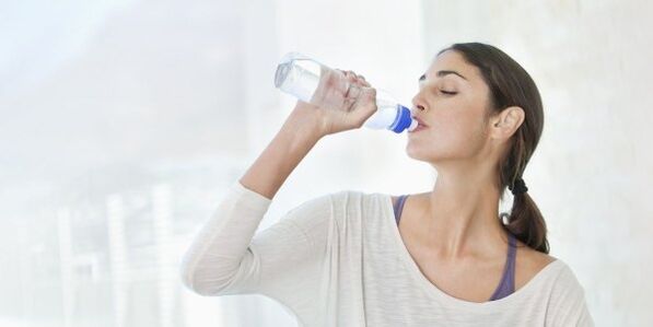 Lai ātri zaudētu svaru, jums katru dienu jāizdzer vismaz 2 litri ūdens. 