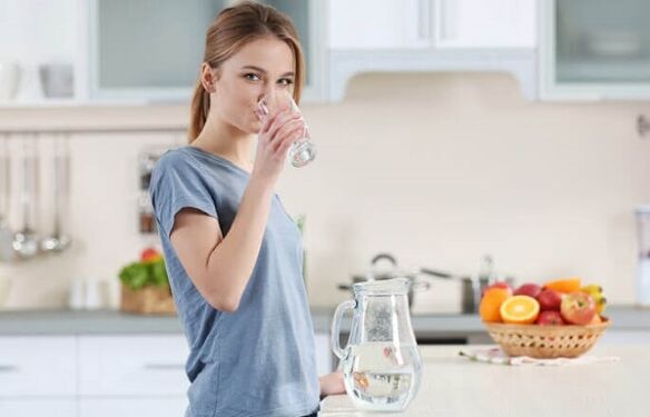 Dzert ūdeni pirms ēšanas, lai zaudētu svaru, ievērojot slinku diētu